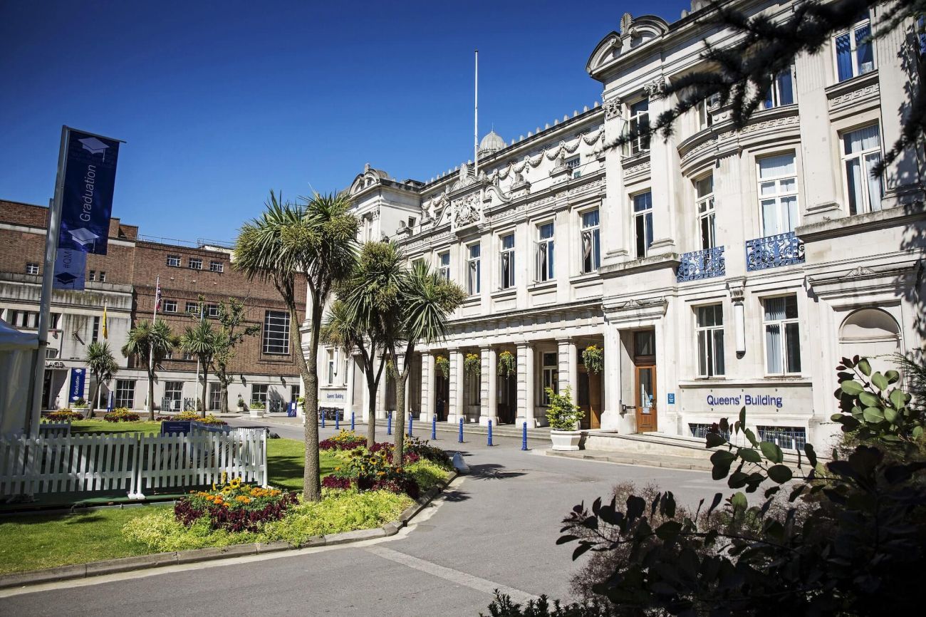 
	Queen Mary University of London Undergraduate Fully Funded Scholarship
